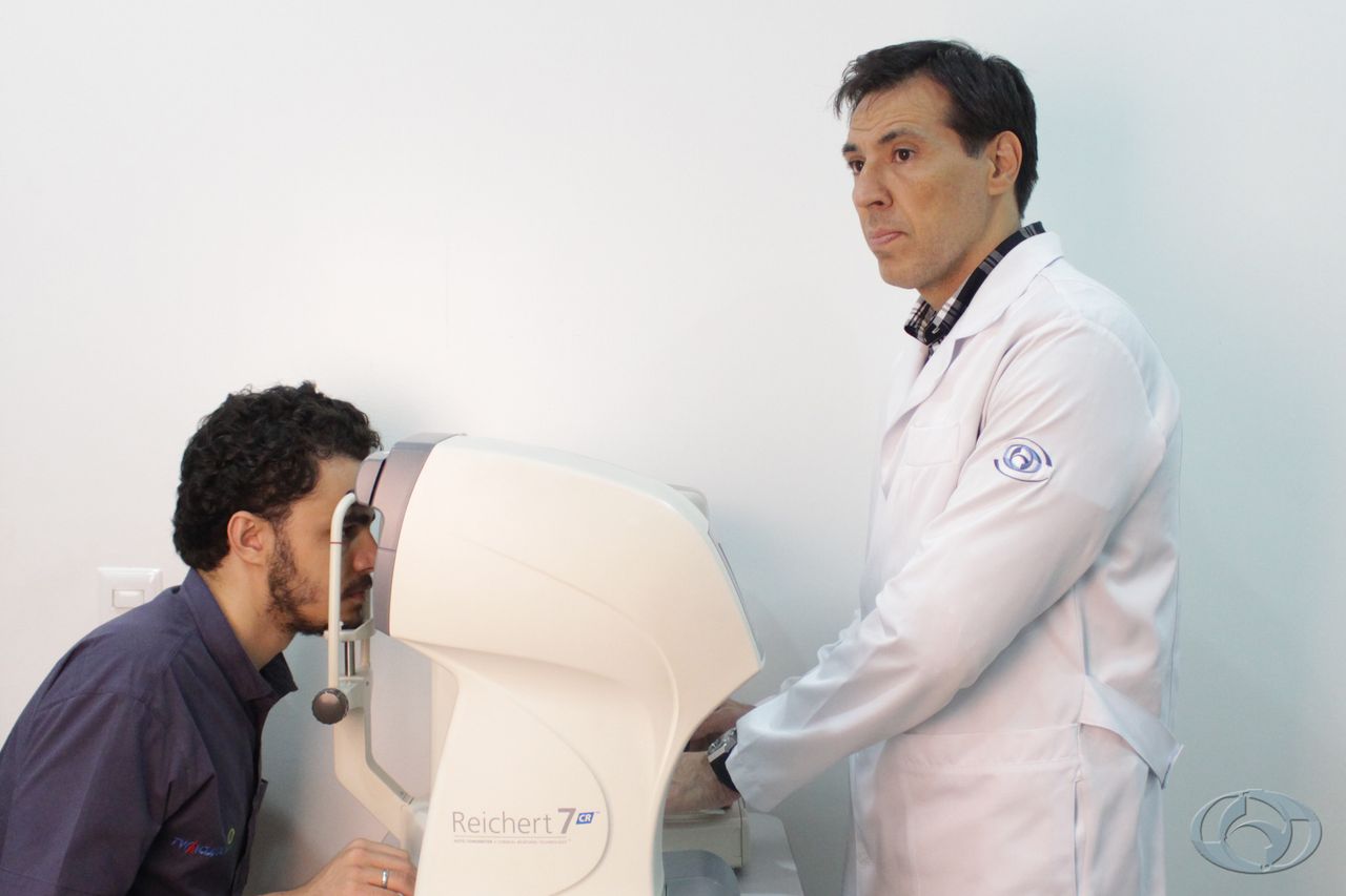 Paciente em exame oftalmológico acompanhado pelo médico